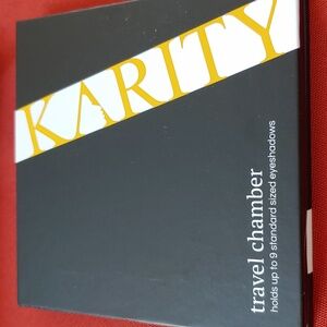 Karity travel chamber that can hold up to 9 eyeshadows. NEW